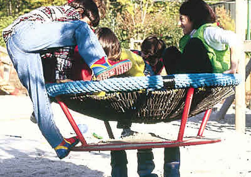 Kinder auf Seilspielgerät Original HUCK Vogelnest® auf Federn