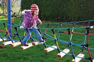 Kinder auf Seilspielgeräte Abenteuerbrücke „Holzsteg“ 