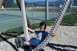 Junge auf HUCK Urwald-Seilschaukel