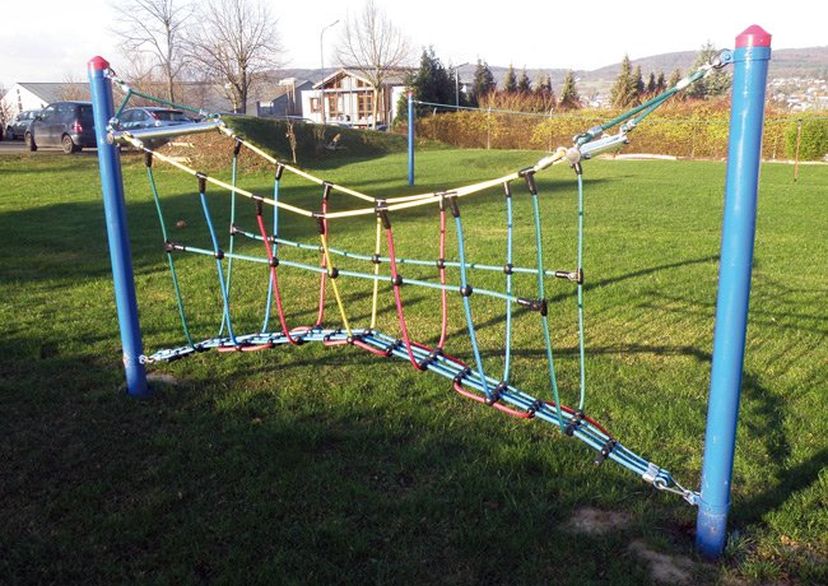 Seilspielgerät Fun-Parcours 2010 „Kletterspiel Bogenbrücke“