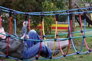 Junge auf Seilspielgerät FUN-Parcours 2010 „Kletterspiel Brücke“