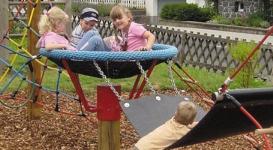 Kinder auf Seilspielgerät ADLERHORST® „HERBORN“