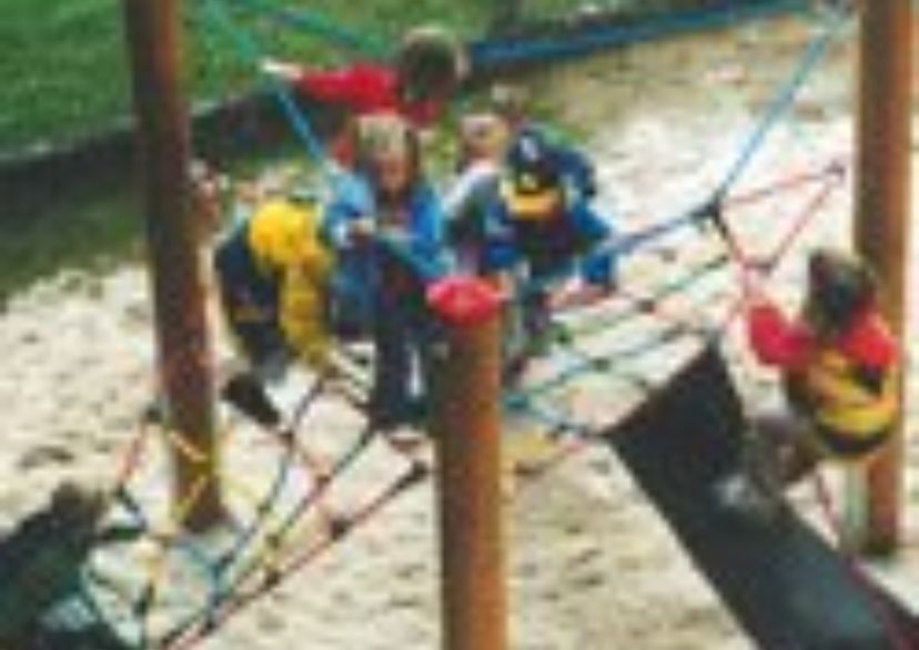 Kinder auf Seilspielgerät PIRATENBURG