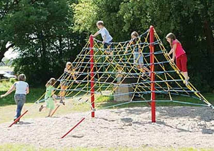 Kinder auf Seilspielgerät Zeltnetz „Rabenscheid“ 