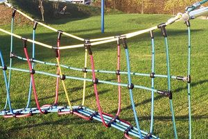 Seilspielgerät Kletterspiel Bogenbrücke