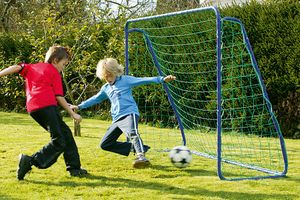 Minitornetz in grün mit 2 Jungs am Ball spielen