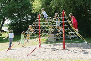 Kinder auf Seilspielgerät Zeltnetz „Rabenscheid“ 