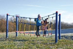 Kinder auf Seilspielgerät Abenteuerbrücke „Wackelsteg“