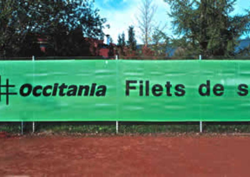 Standard Tennisplatzblende aus luftdurchlässigem Polyethylengewirke