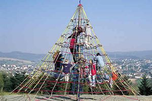 Kinder auf HUCK Seilnetzturm 1