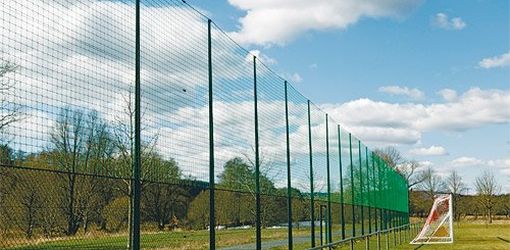 Zeigt einen Ballfangzaun aus Netzen