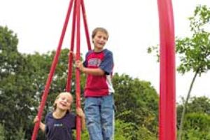 Kinder auf Seilspielgerät Laternen-Schaukelnest