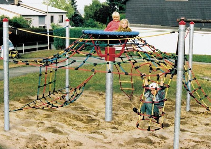 Kinder auf Seilspielgerät ADLERHORST® „EHRINGSHAUSEN“