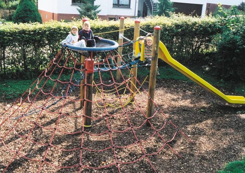 Seilspielgerät Adlerhorst® „Berghausen“  , Standpfosten aus Eiche mit Sicherheits-Stahllaschen