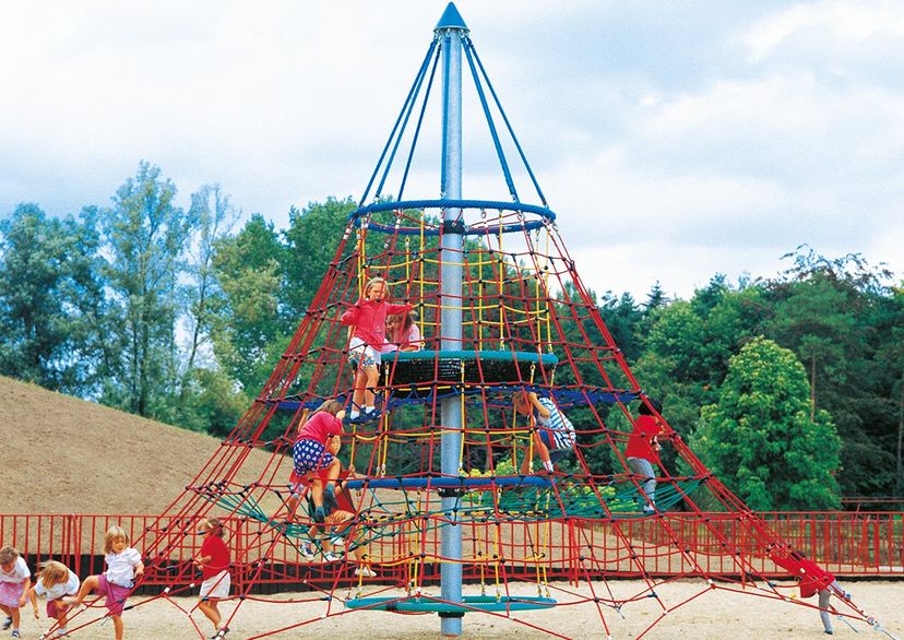 Dino 1 rope net pyramid