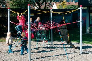 Kinder auf Seilspielgerät SKY CASTLE