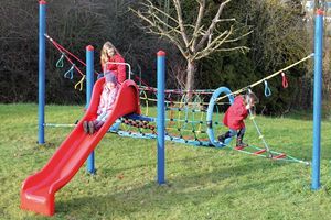 Kinder auf Seilspielgeräte Fun Tunnel 1 mit Rutsche