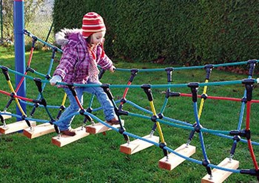Kinder auf Seilspielgeräte Abenteuerbrücke „Holzsteg“ 