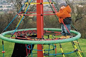 Kinder auf Seilspielgerät Wichtelbaum