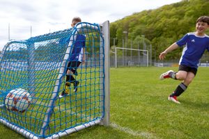Minitornetz in blau mit 2 Kindern in blauem Trikot