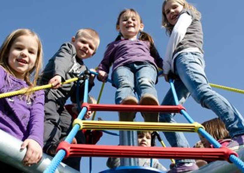 Kinder spielen auf Mini Piratenturm „Fortuna“ 