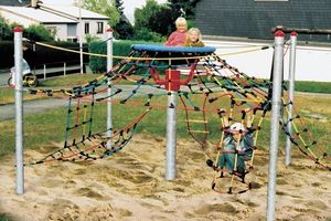 Kinder auf Seilspielgerät ADLERHORST® „EHRINGSHAUSEN“