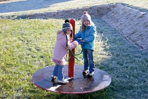 Kinder auf Seilspielgerät Wichtelkreisel