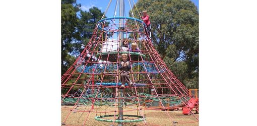 Seilspielgerät Seilnetz-Pyramide Dino 1