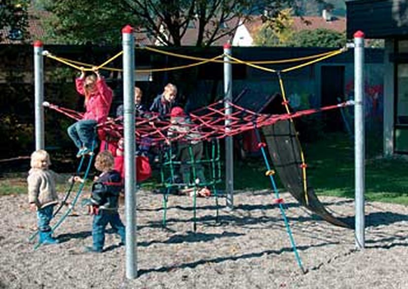 Kinder auf Seilspielgerät Sky Castle