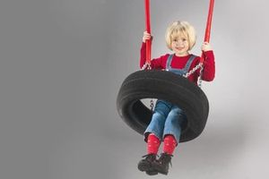 Mädchen in einfacher Reifenschaukel von HUCK