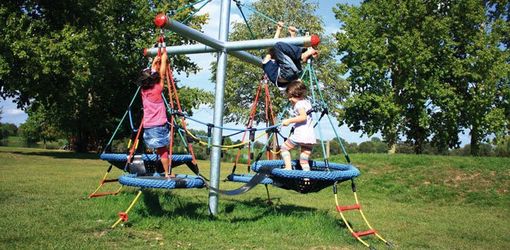 Kinder auf Seilspielgeräte Vogelnestbaum Mini 