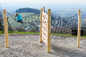 Mädchen auf Seilspielgerät Adlerhorst® „Bühl“