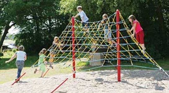 Kinder auf Seilspielgerät Zeltnetz „Rabenscheid“ 