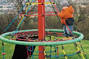 Kinder auf Seilspielgerät Wichtelbaum