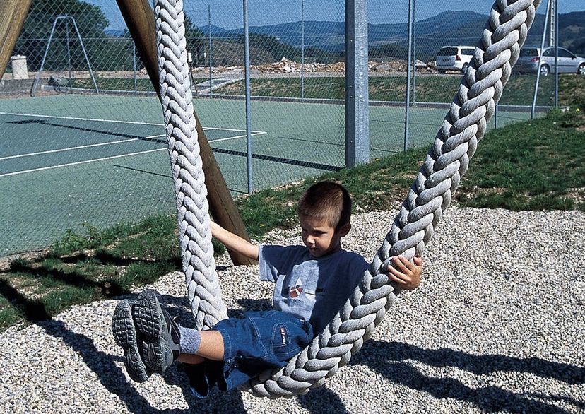 Junge auf HUCK Urwald-Seilschaukel