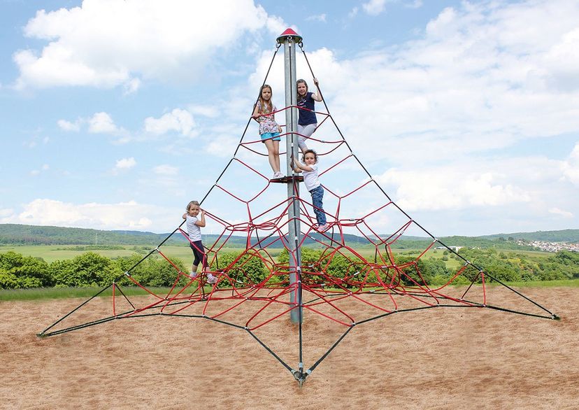 Seilspielgerät Seilpyramide SPIDER 4 mit 4 Abspannungen