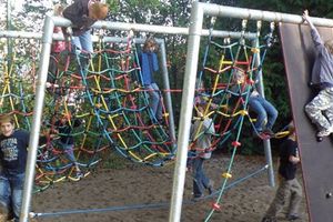 Kinder auf Seilspielgerät KLETTERDSCHUNGEL „ERDA“