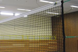 Schwarzes Volleyballnetz mit 45 mm Maschenweite, in der Halle