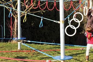 Kinder auf Seilspielgerät Slackmaster Kombination 2