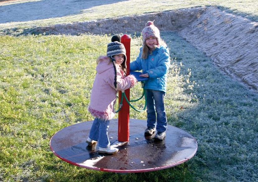 Kinder auf Seilspielgerät Wichtelkreisel