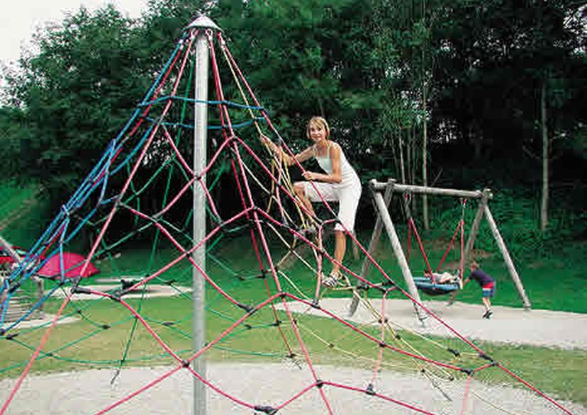 Kind auf HUCK Seilspielgerät Super-Climb, Midi