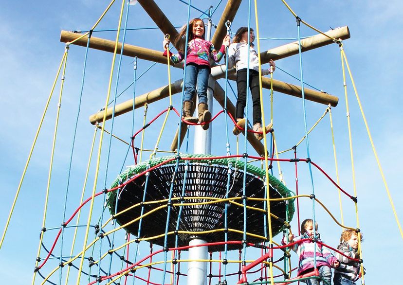 Kinder auf Seilspielgerät Vogelnestbaum „Adlerhorst“