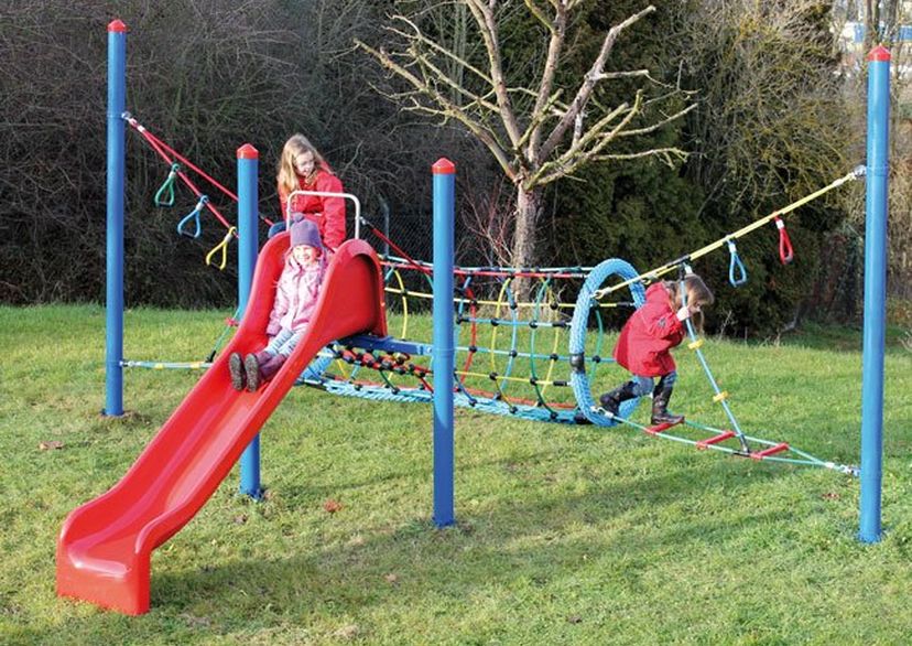 Kinder auf Seilspielgeräte Fun Tunnel 1 mit Rutsche 