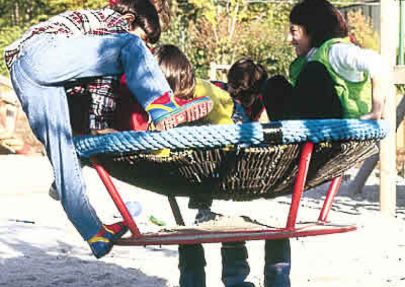 Kinder auf Seilspielgerät Original HUCK Vogelnest® auf Federn