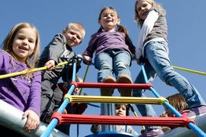 Kinder spielen auf Mini Piratenturm „Fortuna“ 