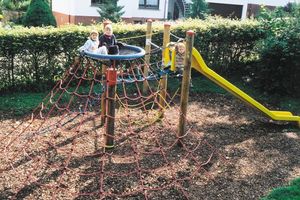Seilspielgerät Adlerhorst® „Berghausen“ , Standpfosten aus Eiche mit Sicherheits-Stahllaschen