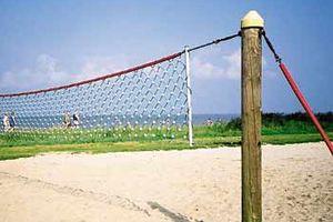 Volleyballnetz am Strand mit Standpfosten