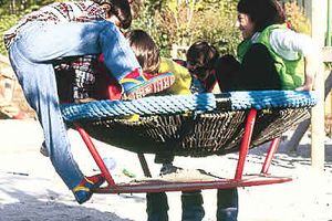 Kinder auf Seilspielgerät Original HUCK Vogelnest® auf Federn