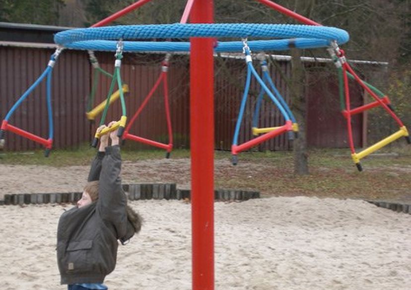 Kinder auf Seilspielgerät Drehpilz