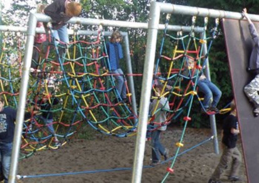 Kinder auf Seilspielgerät KLETTERDSCHUNGEL „ERDA“